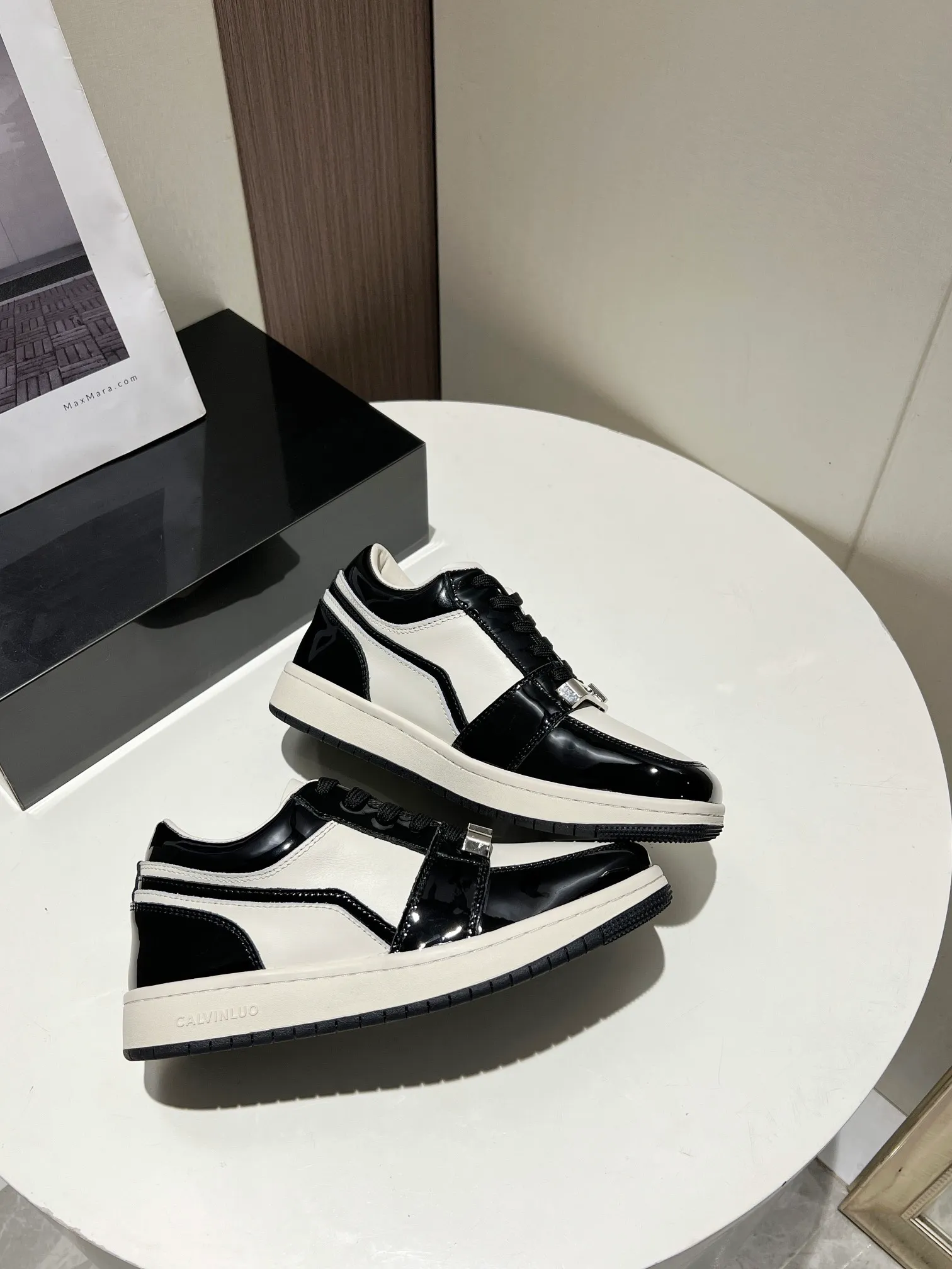👟👟Ex-factory price 480👟👟 👑CALVINLUO I CUBE SNEAKER trendy brand square shoes low-top casual square-toe sneakers skateboard shoes sneakers👑 Starting from the design elements of classic two-color sneakers, CALVINLUO extracts the iconic elements of casual sneakers and integrates them into the formal "square toe" of formal shoes to make the overall lines of the sneakers more distinct. Nowadays, the matching rules are casual. 🧣Formal sports shoes are nothing new. The unique avant-garde square lines of CUBE SNEAKER, whether it echoes the tough and crisp suits, or appears in an eclectic manner in street styles, are a choice that breaks away from tradition and shows personality🧢 ▪️ Fabric: Original custom imported first-layer cowhide ▪️ Lining: Imported breathable mesh lining + soft sheepskin ▪️ Sole: Original molded two-color TPU outsole ▪️ Size: 35-40 (40 customized)